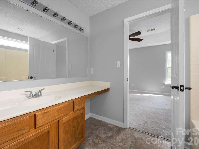 9535 Forest Path Drive, Charlotte, NC 28269.  MLS# CAR4388115, YatesRealty ID 30726. Primary full bath