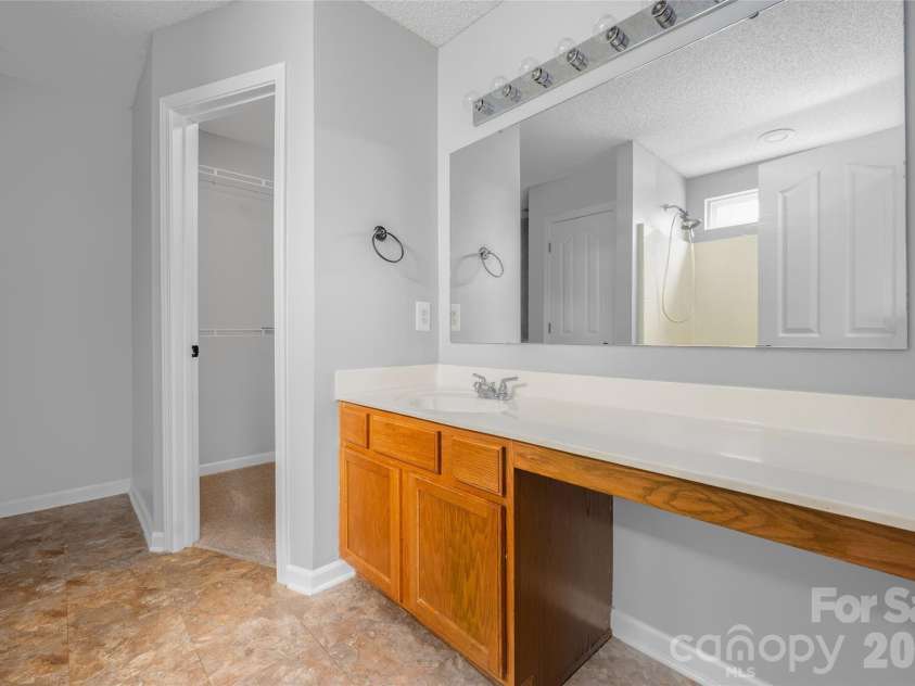 9535 Forest Path Drive, Charlotte, NC 28269.  MLS# CAR4388115, YatesRealty ID 30726. Primary full bath