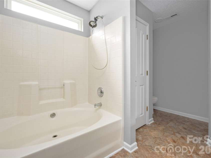 9535 Forest Path Drive, Charlotte, NC 28269.  MLS# CAR4388115, YatesRealty ID 30726. Primary full bath