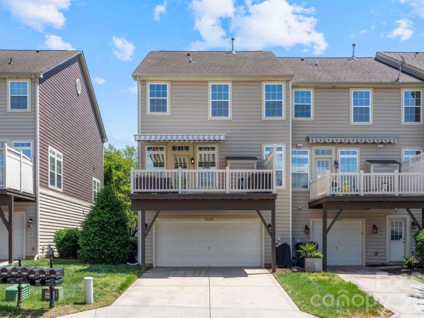 18533 The Commons Boulevard, Cornelius, NC 28031.  MLS# CAR4374906, YatesRealty ID 30727. 2 car wide driveway