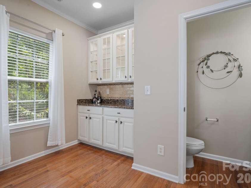 18533 The Commons Boulevard, Cornelius, NC 28031.  MLS# CAR4374906, YatesRealty ID 30727. Butler's Pantry