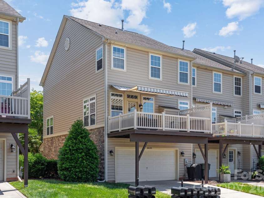 18533 The Commons Boulevard, Cornelius, NC 28031.  MLS# CAR4374906, YatesRealty ID 30727. End Unit