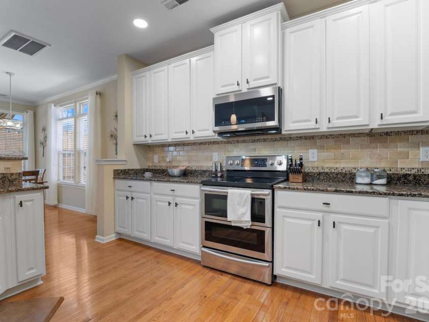 18533 The Commons Boulevard, Cornelius, NC 28031.  MLS# CAR4374906, YatesRealty ID 30727. Lots of counter space