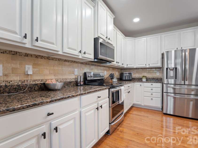 18533 The Commons Boulevard, Cornelius, NC 28031.  MLS# CAR4374906, YatesRealty ID 30727. Stainless Steel Appliances