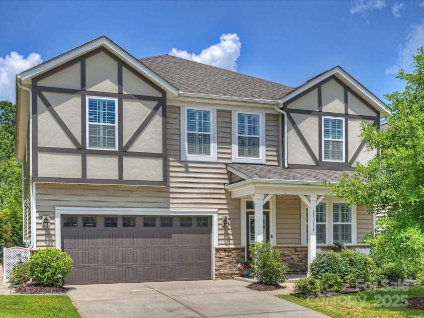 19214 Hawk Haven Lane, Charlotte, NC 28278.  MLS# CAR4275631, YatesRealty ID 30733. 