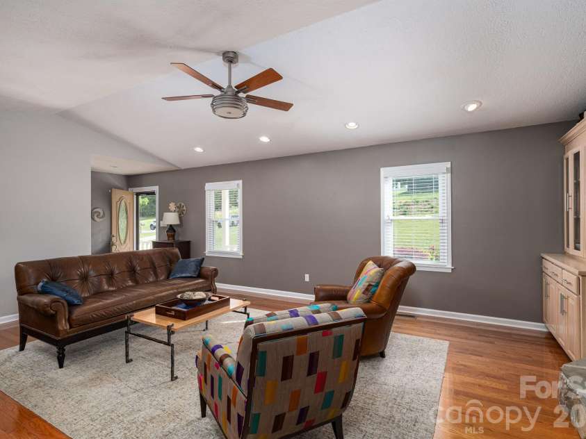 6097 Tuckborough Road, Hickory, NC 28602.  MLS# CAR4381706, YatesRealty ID 30734. 