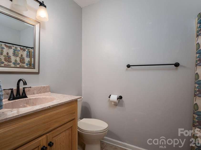 6097 Tuckborough Road, Hickory, NC 28602.  MLS# CAR4381706, YatesRealty ID 30734. 