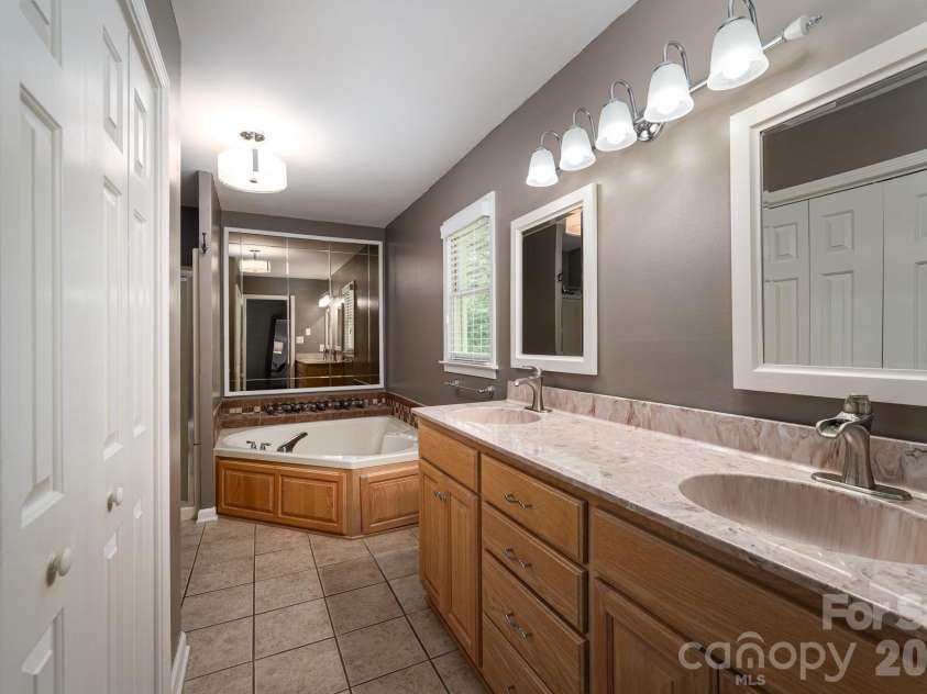 6097 Tuckborough Road, Hickory, NC 28602.  MLS# CAR4381706, YatesRealty ID 30734. 