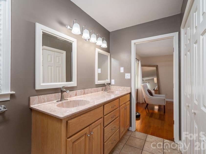 6097 Tuckborough Road, Hickory, NC 28602.  MLS# CAR4381706, YatesRealty ID 30734. 
