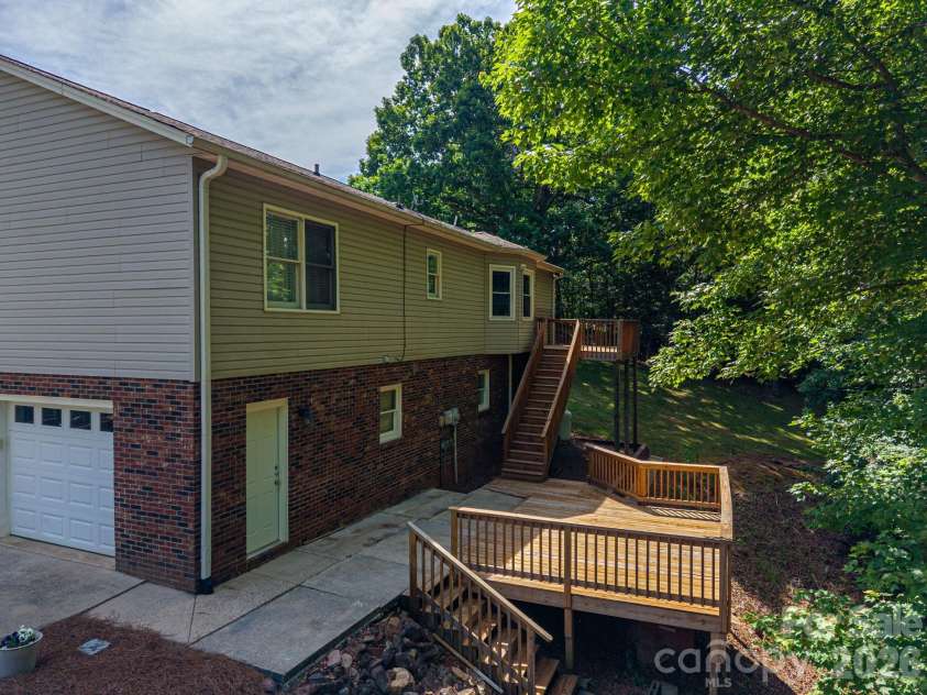 6097 Tuckborough Road, Hickory, NC 28602.  MLS# CAR4381706, YatesRealty ID 30734. 