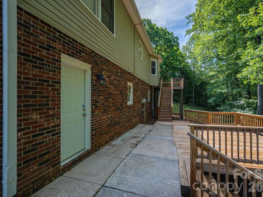 6097 Tuckborough Road, Hickory, NC 28602.  MLS# CAR4381706, YatesRealty ID 30734. 