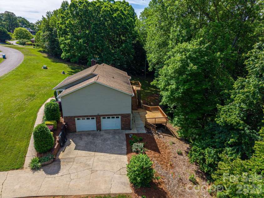 6097 Tuckborough Road, Hickory, NC 28602.  MLS# CAR4381706, YatesRealty ID 30734. 