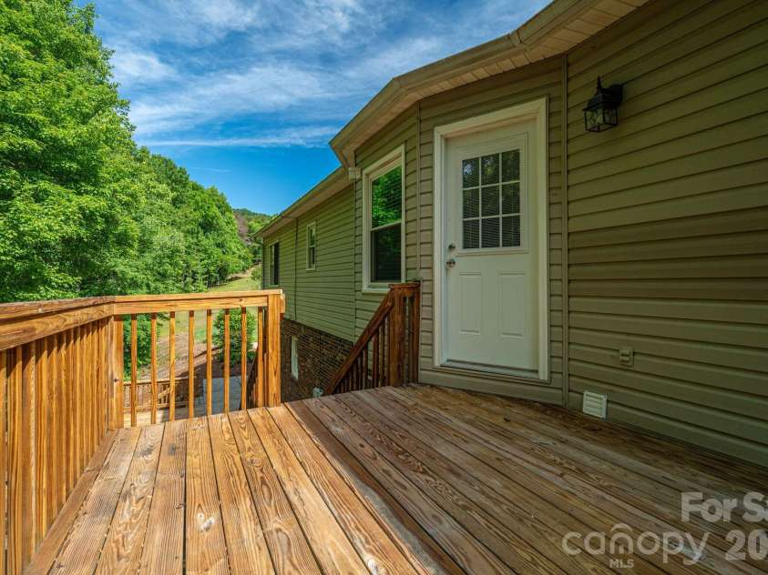 6097 Tuckborough Road, Hickory, NC 28602.  MLS# CAR4381706, YatesRealty ID 30734. 