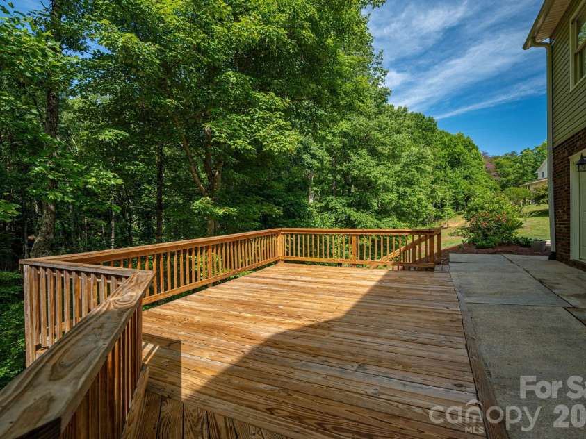 6097 Tuckborough Road, Hickory, NC 28602.  MLS# CAR4381706, YatesRealty ID 30734. 