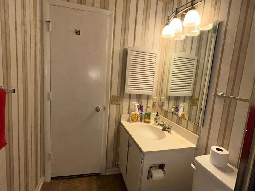 1034 Sardis Cove Drive, Charlotte, NC 28270.  MLS# CAR4288029, YatesRealty ID 30735. Bathroom.