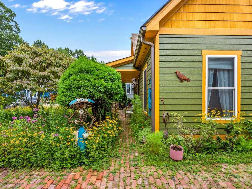 26 Destination Drive, Asheville, NC 28806.  MLS# CAR4289042, YatesRealty ID 30739. 