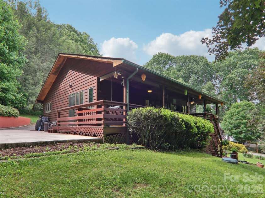 457 Shady Ridge Road, Waynesville, NC 28785.  MLS# CAR4358045, YatesRealty ID 30740. 