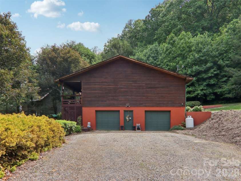 457 Shady Ridge Road, Waynesville, NC 28785.  MLS# CAR4358045, YatesRealty ID 30740. 