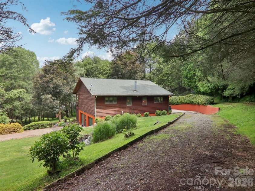 457 Shady Ridge Road, Waynesville, NC 28785.  MLS# CAR4358045, YatesRealty ID 30740. 