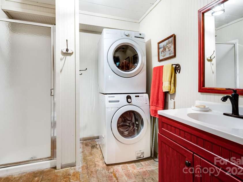 50 Mountain Top Lane, Mars Hill, NC 28754.  MLS# CAR4276175, YatesRealty ID 30742. Lower level full bath