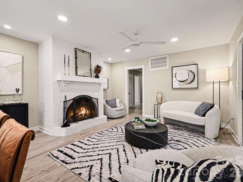 6818 Candlewyck Lane, Charlotte, NC 28226.  MLS# CAR4389235, YatesRealty ID 30742. 