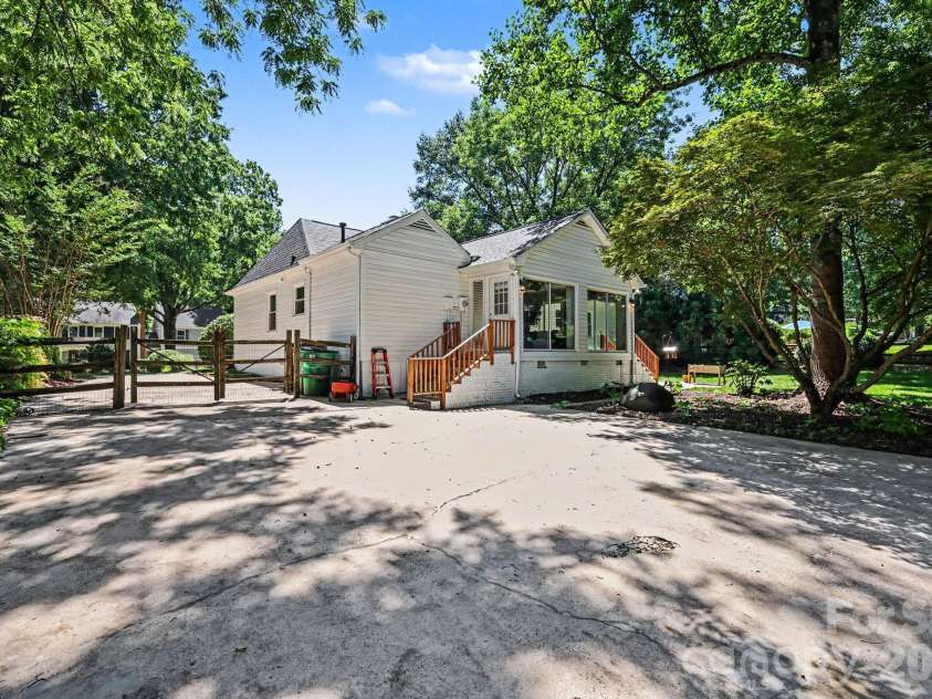 6818 Candlewyck Lane, Charlotte, NC 28226.  MLS# CAR4389235, YatesRealty ID 30742. 