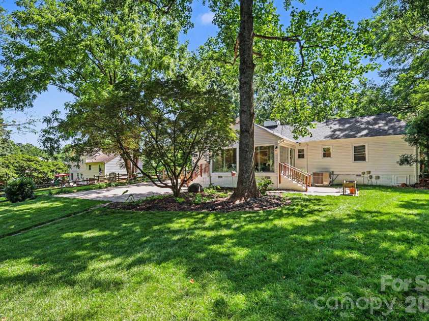 6818 Candlewyck Lane, Charlotte, NC 28226.  MLS# CAR4389235, YatesRealty ID 30742. 