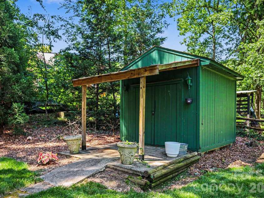 6818 Candlewyck Lane, Charlotte, NC 28226.  MLS# CAR4389235, YatesRealty ID 30742. 