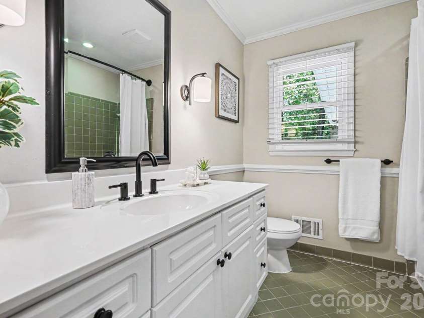 6818 Candlewyck Lane, Charlotte, NC 28226.  MLS# CAR4389235, YatesRealty ID 30742. Hall Bath