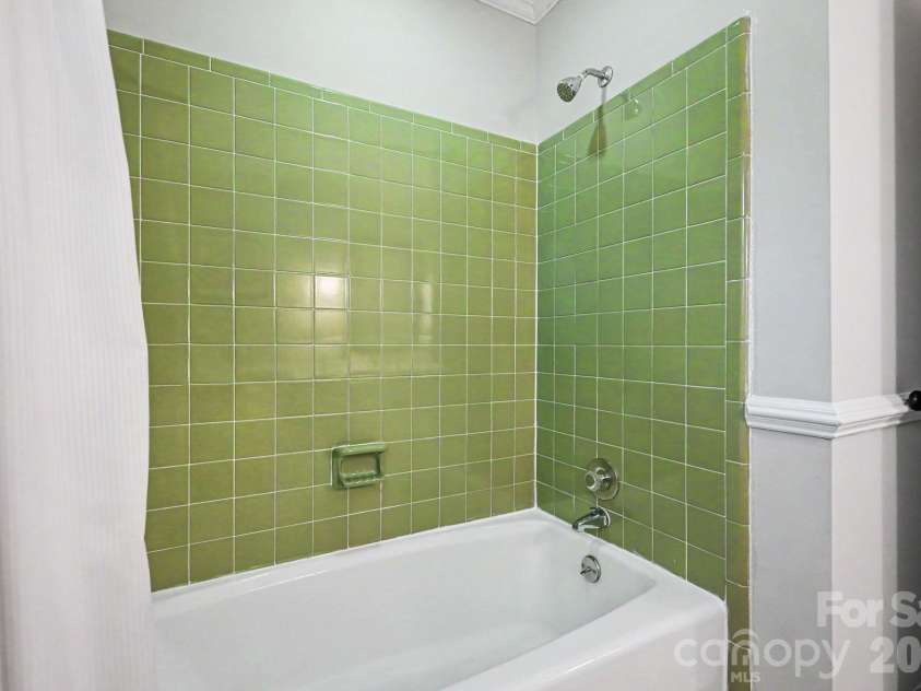 6818 Candlewyck Lane, Charlotte, NC 28226.  MLS# CAR4389235, YatesRealty ID 30742. Hall Bath