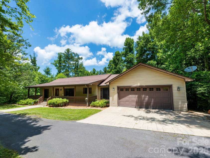 11 Robin Lane, Weaverville, NC 28787.  MLS# CAR4392260, YatesRealty ID 30744. 