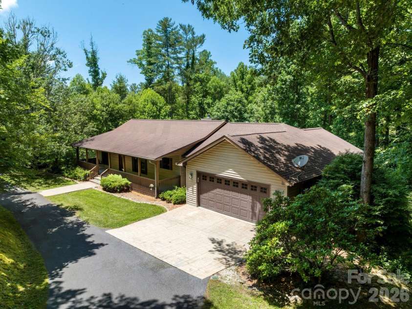 11 Robin Lane, Weaverville, NC 28787.  MLS# CAR4392260, YatesRealty ID 30744. Circular Driveway