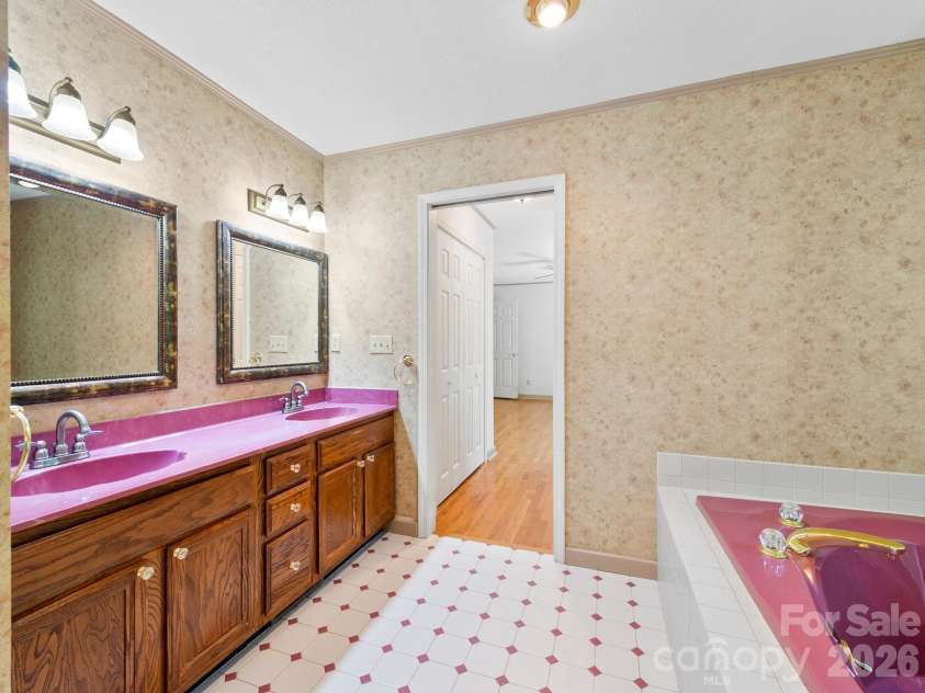 11 Robin Lane, Weaverville, NC 28787.  MLS# CAR4392260, YatesRealty ID 30744. Double Sinks in Primary BA