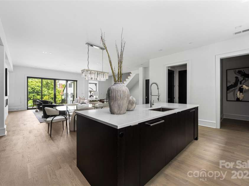 614 Queens Road, Charlotte, NC 28207.  MLS# CAR4252364, YatesRealty ID 30744. 