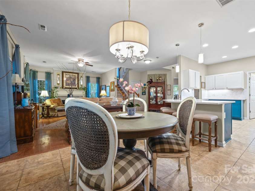 7029 Scuppernong Court, Charlotte, NC 28215.  MLS# CAR4277140, YatesRealty ID 30747. Breakfast nook
