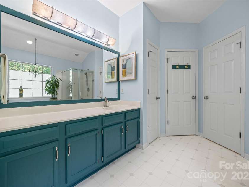 7029 Scuppernong Court, Charlotte, NC 28215.  MLS# CAR4277140, YatesRealty ID 30747. Primary Bath