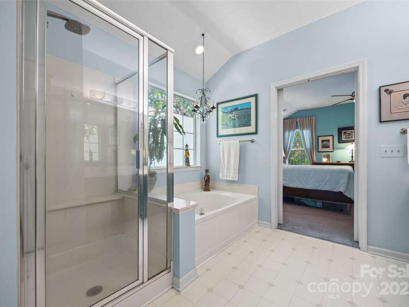 7029 Scuppernong Court, Charlotte, NC 28215.  MLS# CAR4277140, YatesRealty ID 30747. Primary Bath- Seperate tub and shower