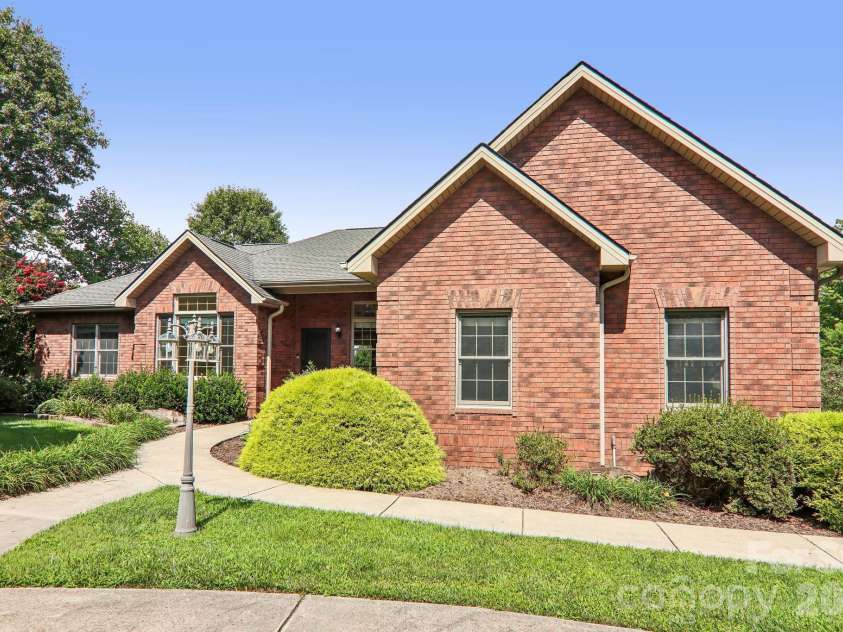 28 Tudor Crescent Court, Hendersonville, NC 28739.  MLS# CAR4412513, YatesRealty ID 30749. 