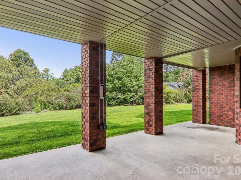 28 Tudor Crescent Court, Hendersonville, NC 28739.  MLS# CAR4412513, YatesRealty ID 30749. 