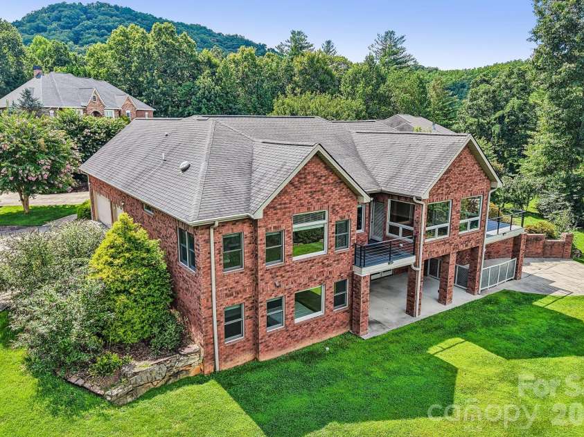 28 Tudor Crescent Court, Hendersonville, NC 28739.  MLS# CAR4412513, YatesRealty ID 30749. 