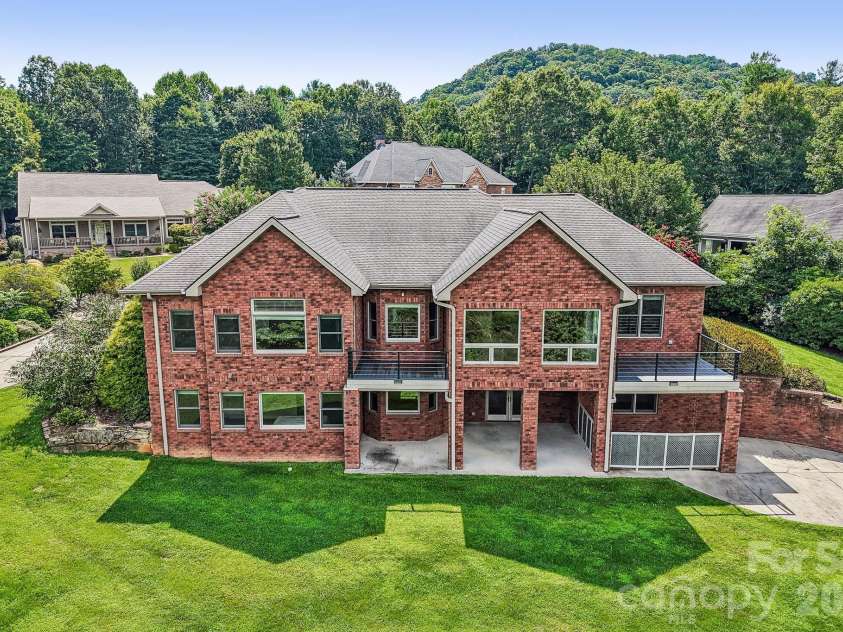 28 Tudor Crescent Court, Hendersonville, NC 28739.  MLS# CAR4412513, YatesRealty ID 30749. 