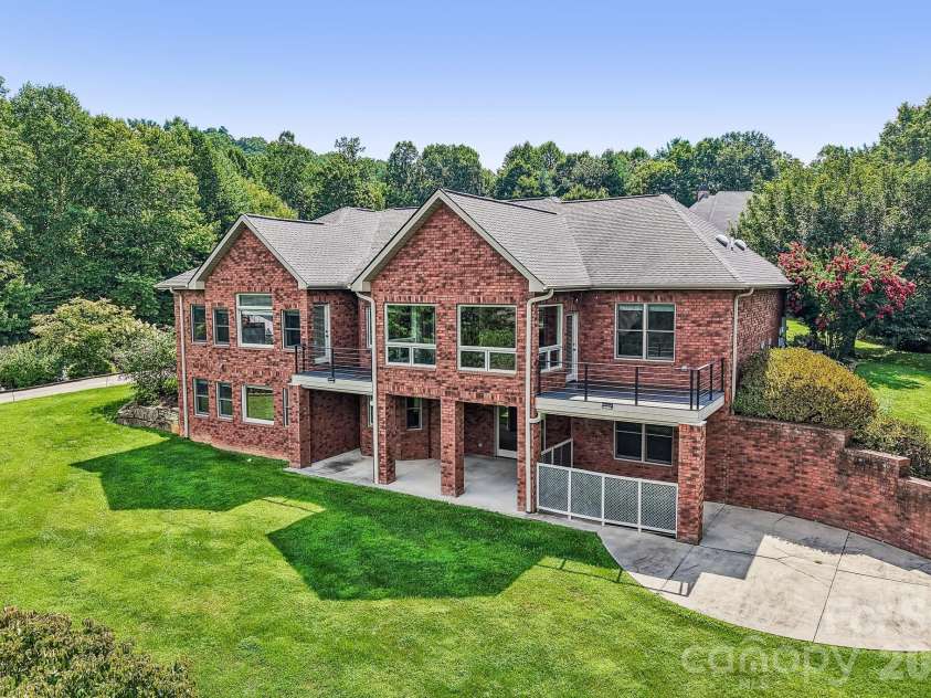 28 Tudor Crescent Court, Hendersonville, NC 28739.  MLS# CAR4412513, YatesRealty ID 30749. 
