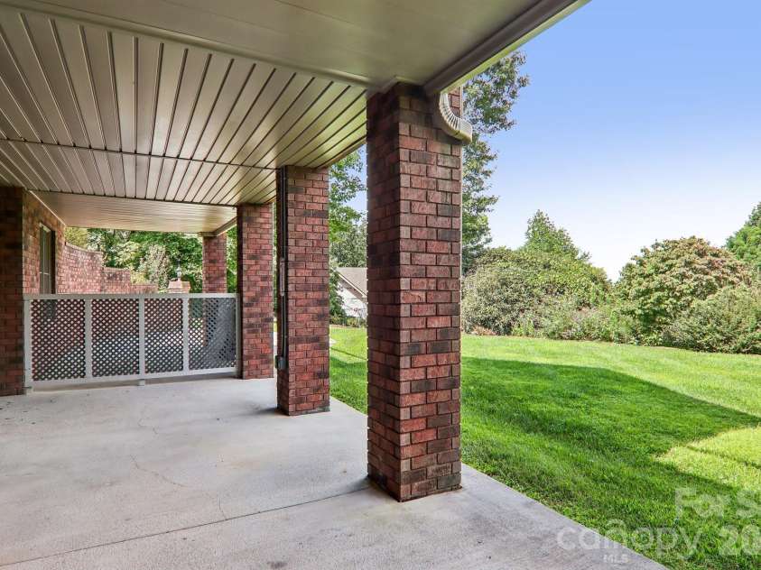 28 Tudor Crescent Court, Hendersonville, NC 28739.  MLS# CAR4412513, YatesRealty ID 30749. 