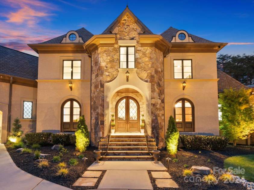 9044 Island Point Road, Charlotte, NC 28278.  MLS# CAR4135509, YatesRealty ID 3075. Magnificent Grand Entrance of the Residence