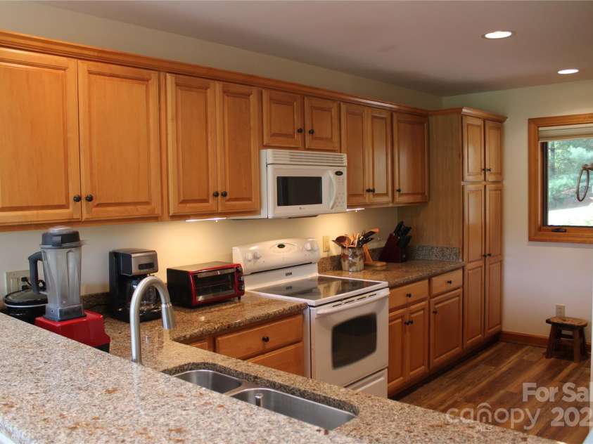 372 Silver Springs Drive, Banner Elk, NC 28604.  MLS# CAR4275590, YatesRealty ID 30750. 