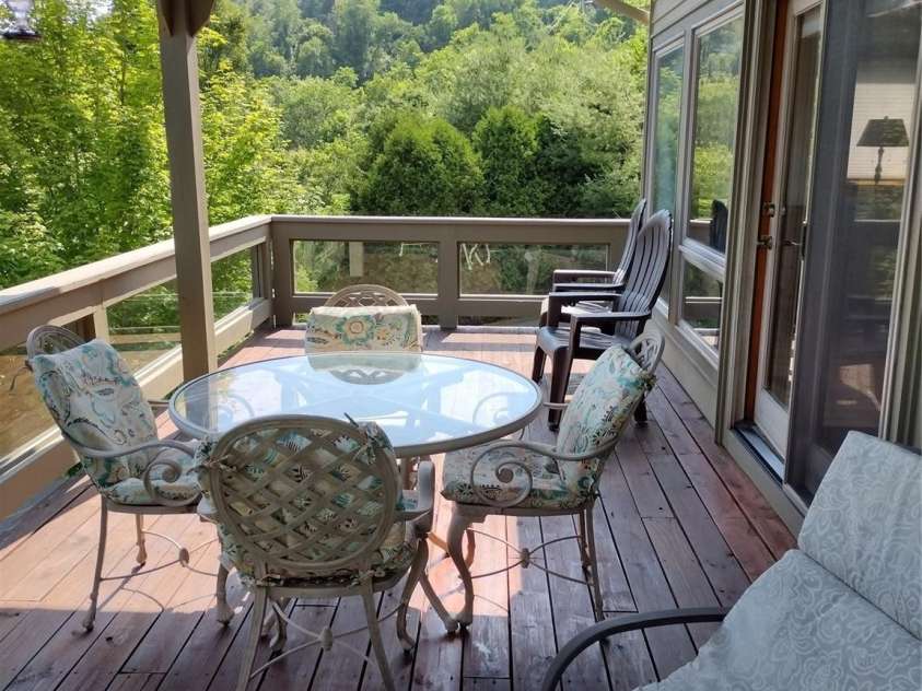 372 Silver Springs Drive, Banner Elk, NC 28604.  MLS# CAR4275590, YatesRealty ID 30750. Main Level Deck