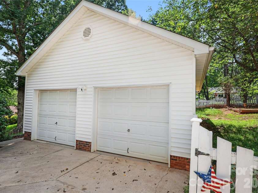 612 17th Avenue Drive, Hickory, NC 28602.  MLS# CAR4403374, YatesRealty ID 30750. Apartment