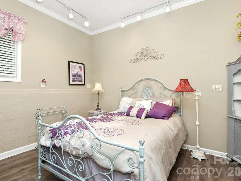 612 17th Avenue Drive, Hickory, NC 28602.  MLS# CAR4403374, YatesRealty ID 30750. Apartment-Bedroom