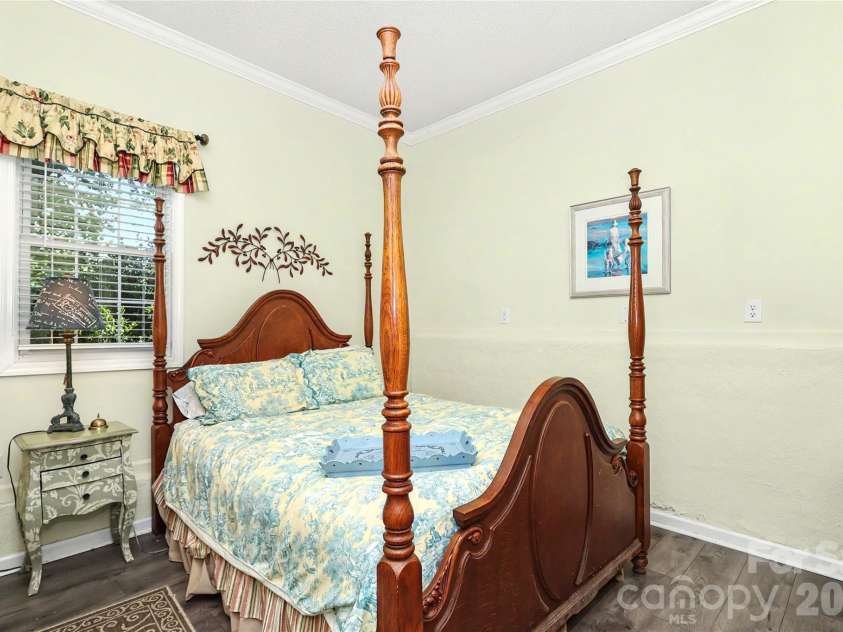 612 17th Avenue Drive, Hickory, NC 28602.  MLS# CAR4403374, YatesRealty ID 30750. Apartment Bedroom