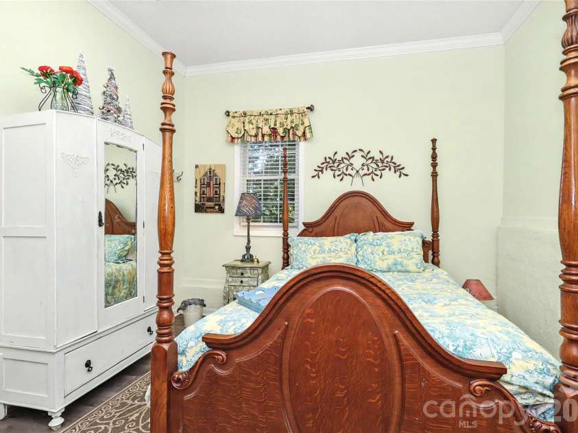 612 17th Avenue Drive, Hickory, NC 28602.  MLS# CAR4403374, YatesRealty ID 30750. Apartment Bedroom